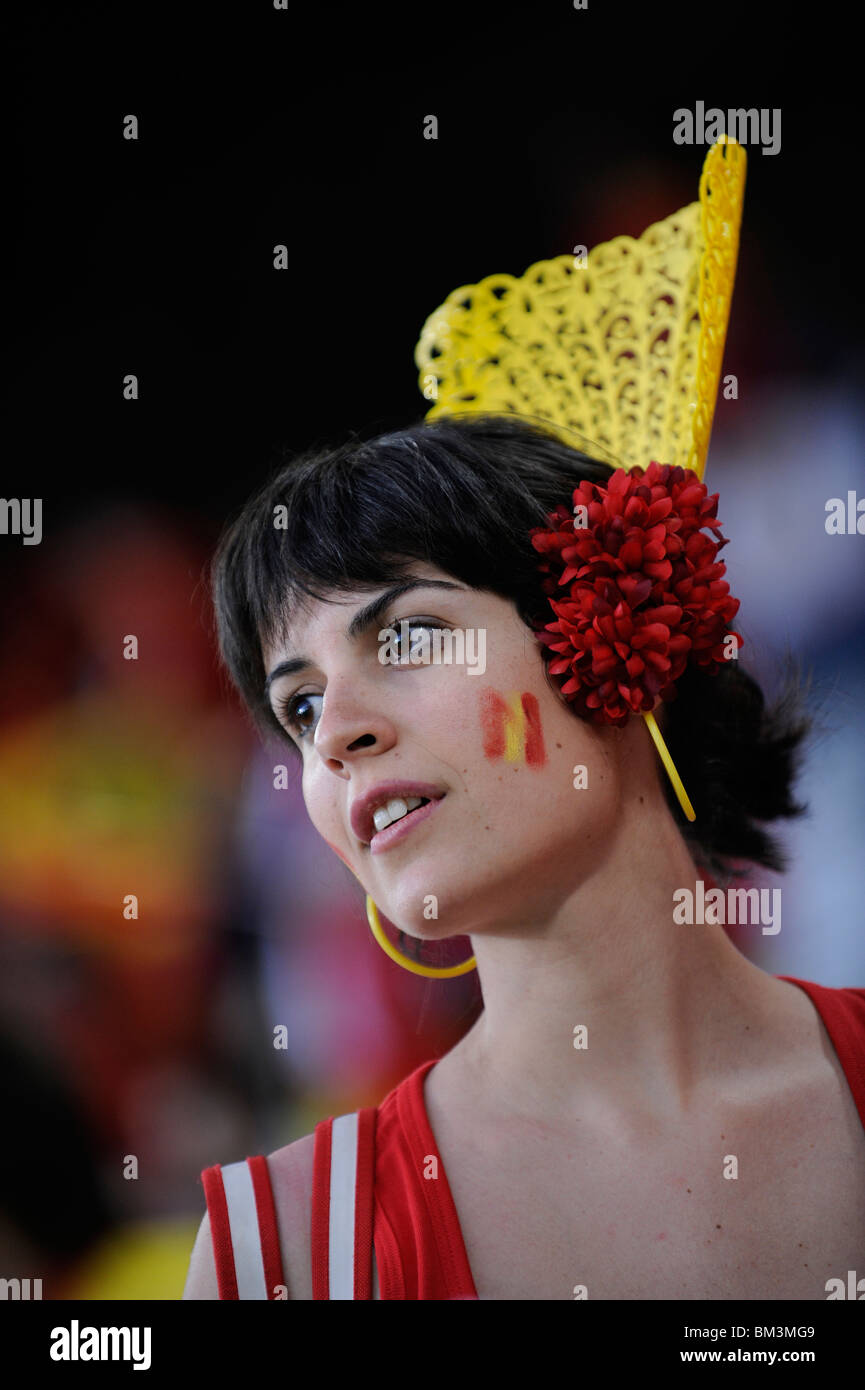 Junge Dame aus Spanien, sie ist ein Fußballfan von seiner Nationalmannschaft. Sie ist gekleidet in gelb und rot, die Farben der spanischen Stockfoto