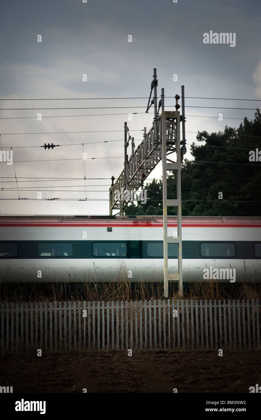 Trainieren Sie Unterquerung Strom Kabel Gantry neben Trent und Mersey Kanal laufen Stockfoto