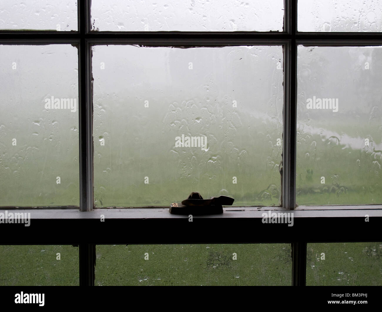Fenster an einem regnerischen und nebligen Tag Stockfoto