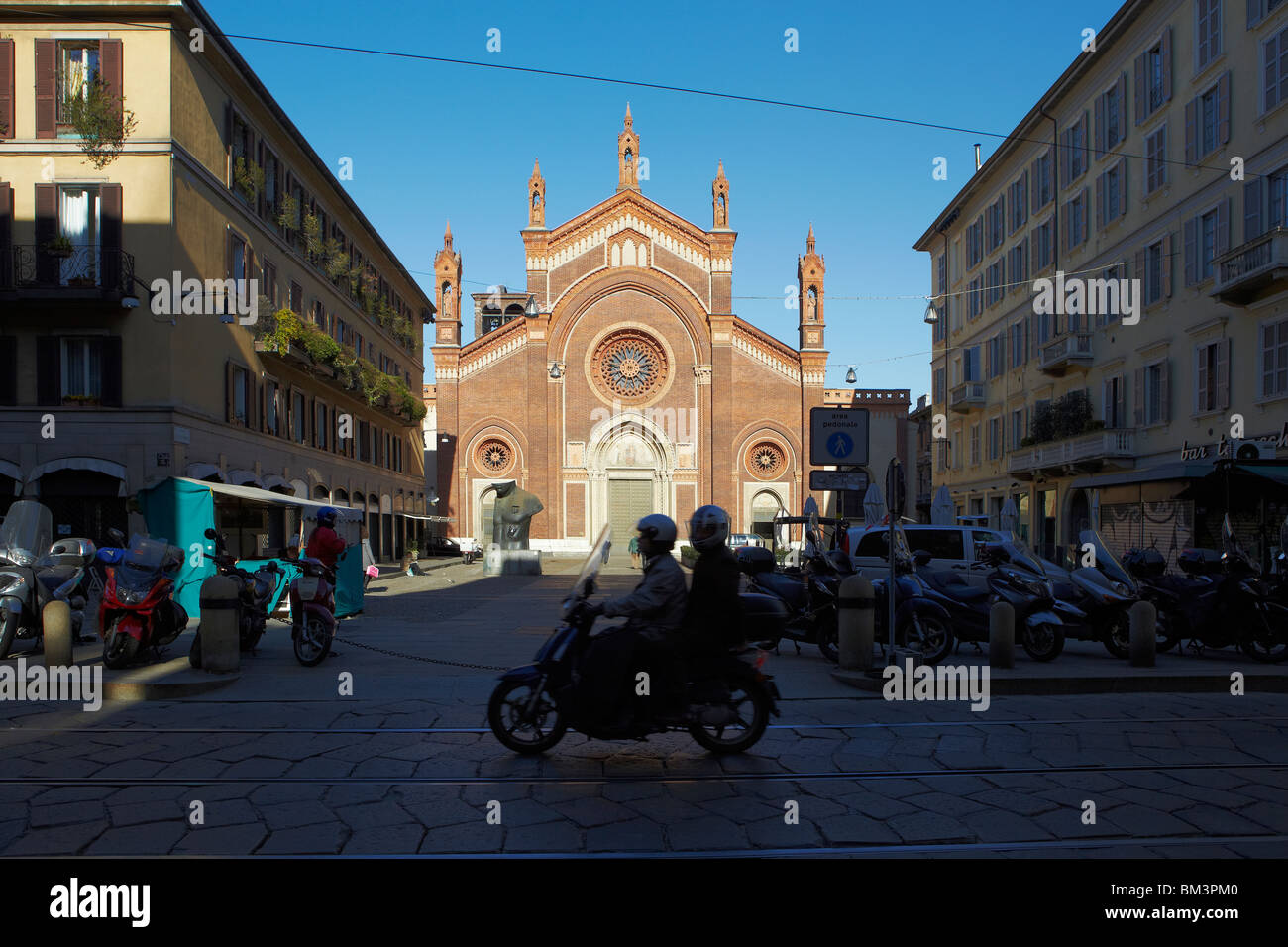 Motorrad außerhalb Chiesa Santa Maria del Carmine, in Mailand, Italien Stockfoto