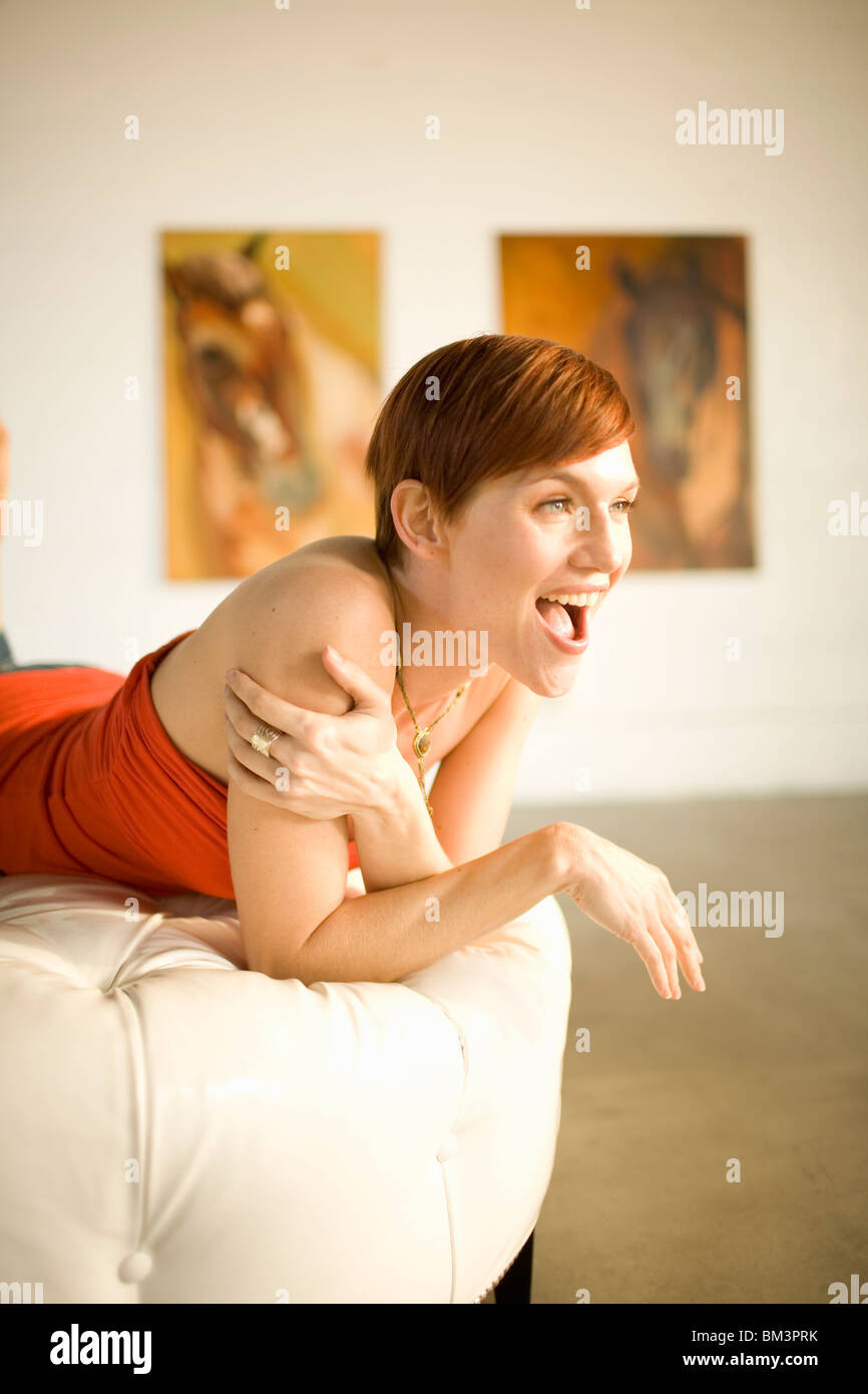 Frau in Loft-Wohnung Stockfoto
