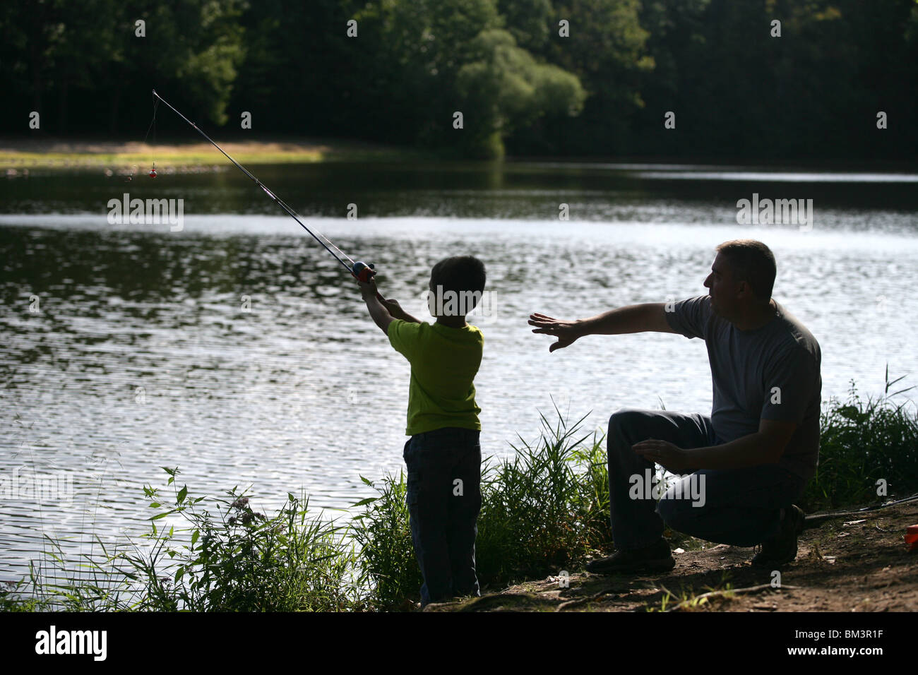 Ein Vater nimmt seinen Sohn zum ersten Mal in Wallingford CT USA Angeln Stockfoto