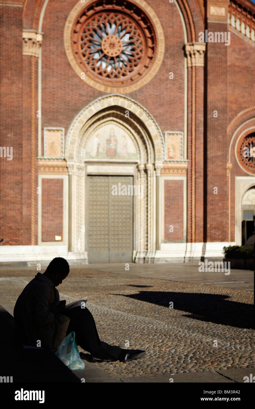 Lady lesen außen Chiesa Santa Maria del Carmine, in Mailand, Italien Stockfoto