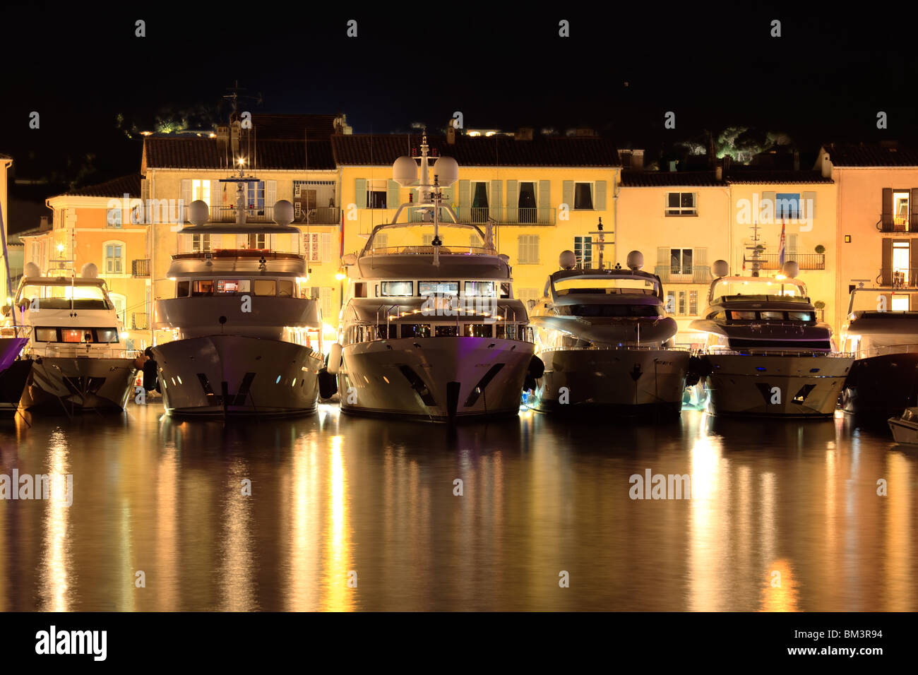 Luxus-Yachten im Hafen von St. Tropez in der Nacht (Cote d ' Azur, Frankreich) Stockfoto