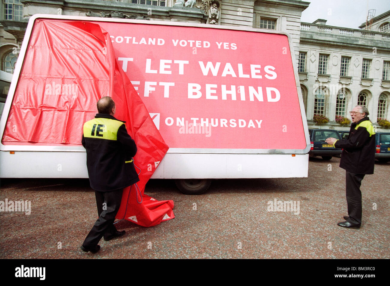 M/s Ron Davies und Donald Dewar enthüllen ein mobile rote Plakat in Cardiff für die Labour Party 1997 Referendum ja camapaign Stockfoto