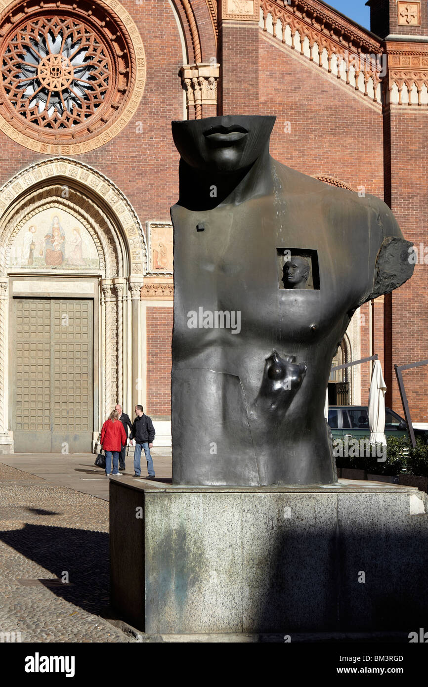 Moderne Statue außerhalb Chiesa Santa Maria del Carmine, in Mailand, Italien Stockfoto