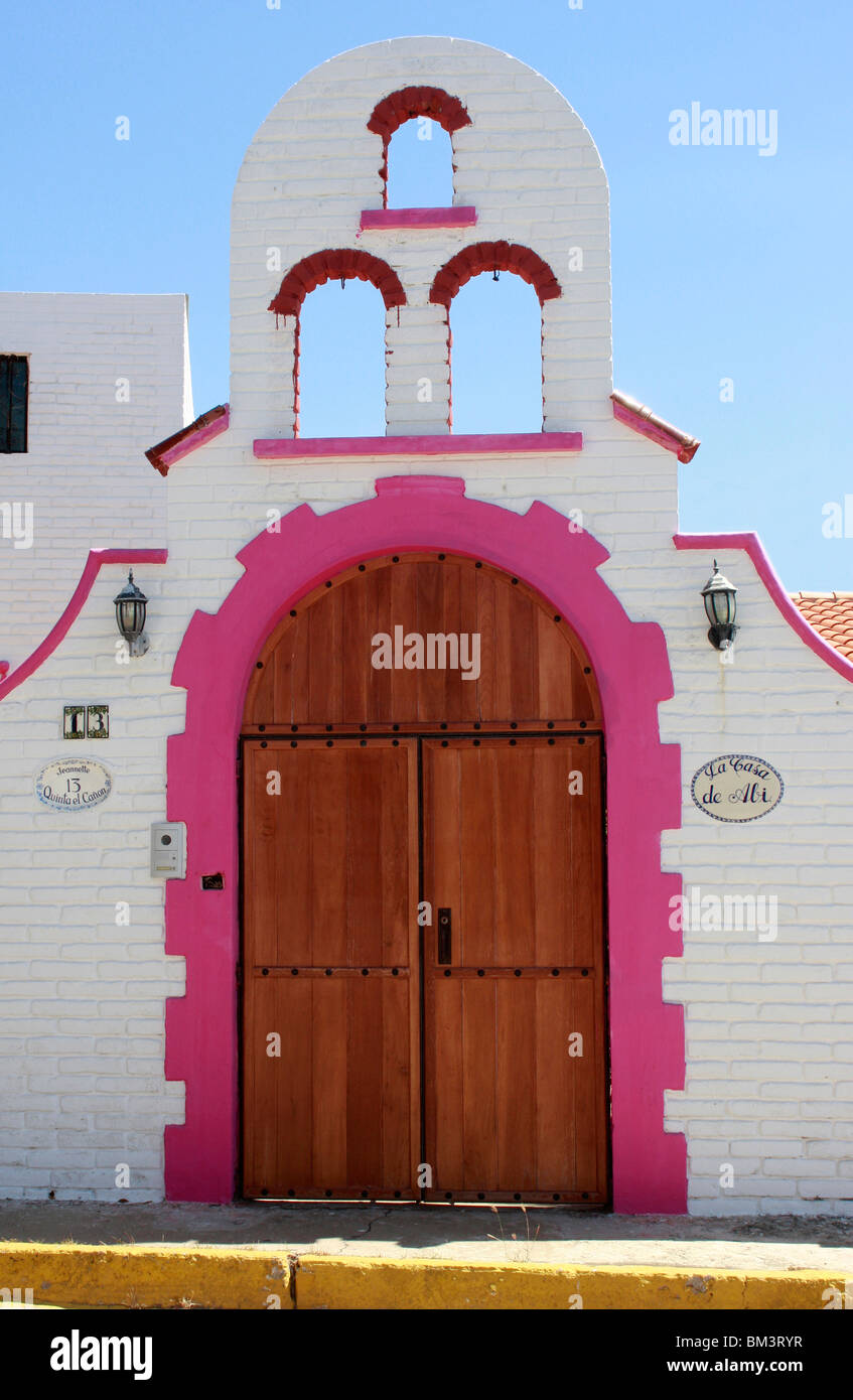 Stilvoll, in der Regel hell gemalten Eingang in einem Privathaus in Mazataln Heimat in Mexiko, zeigt Einfluss der maurischen/Spanisch Stockfoto