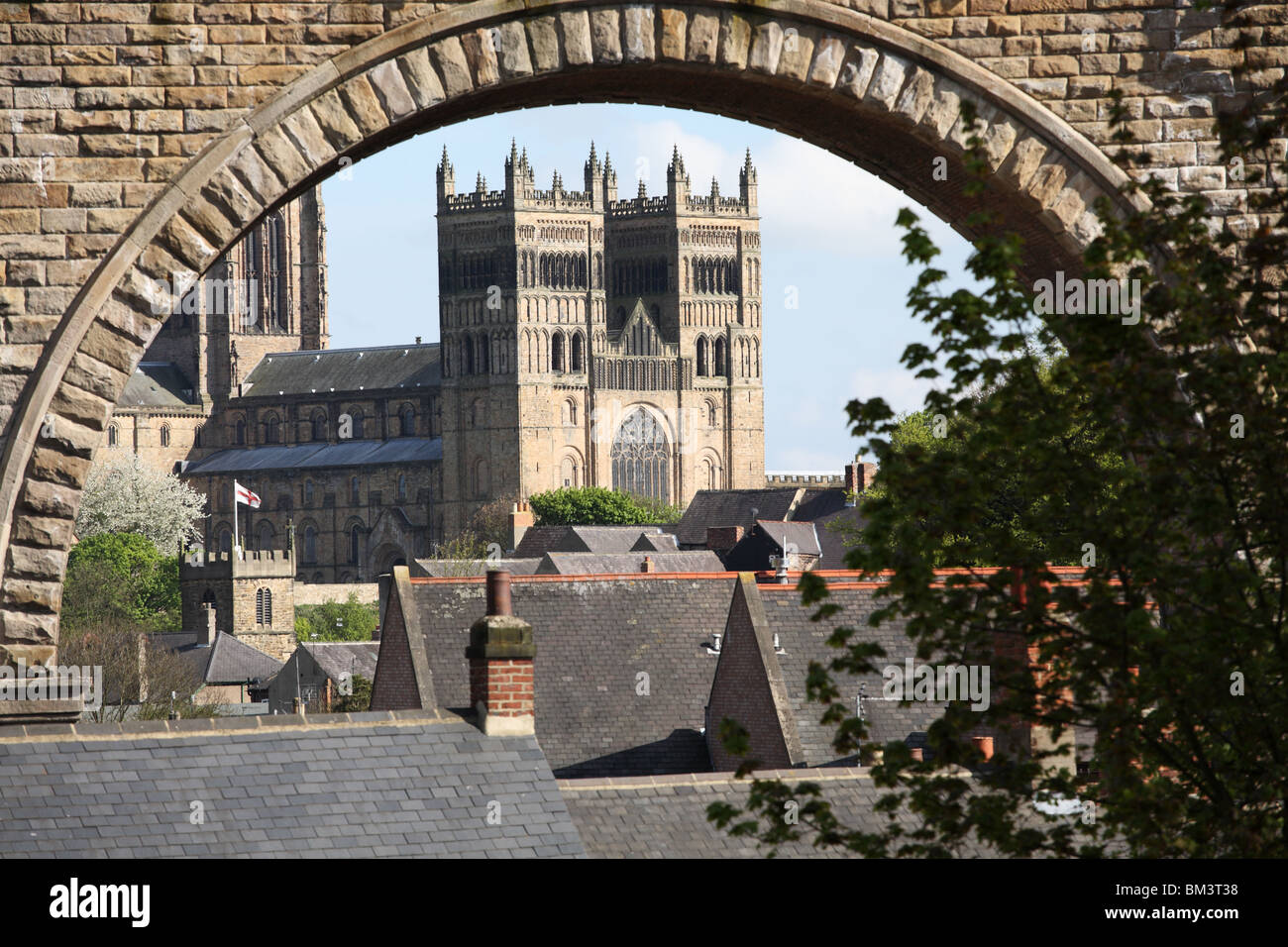 Durham Kathedrale gesehen durch einen Bogen von Durhams Eisenbahn-Viadukt, City of Durham, England, UK Stockfoto