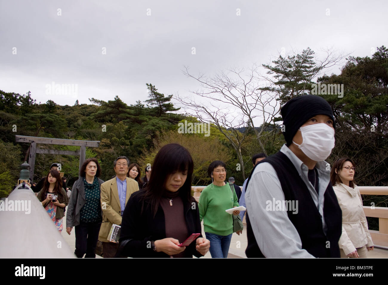 Touristen, die zu Fuß über eine Holzbrücke zum Grand Schrein von Ise, Ise, Japan Stockfoto