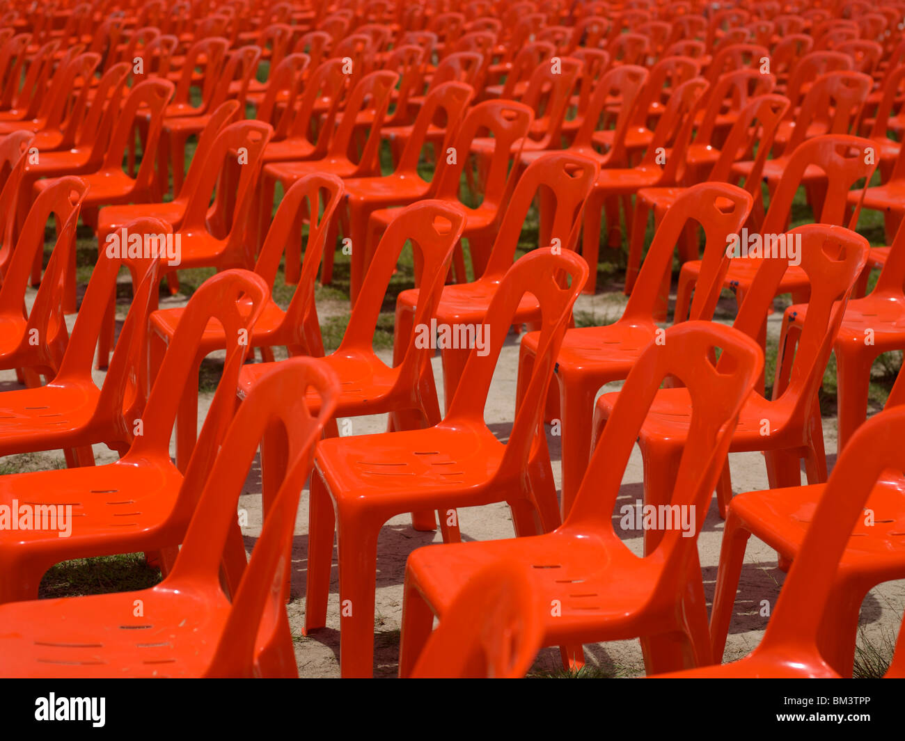 Stuhlreihen rot Kunststoff Stockfoto
