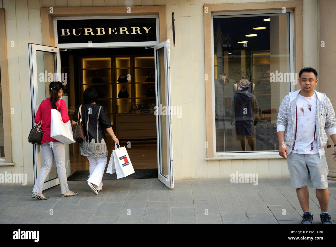Burberry Store in Peking Scitech Premium Outlet Mall in Peking, China. 15. Mai 2010 Stockfoto