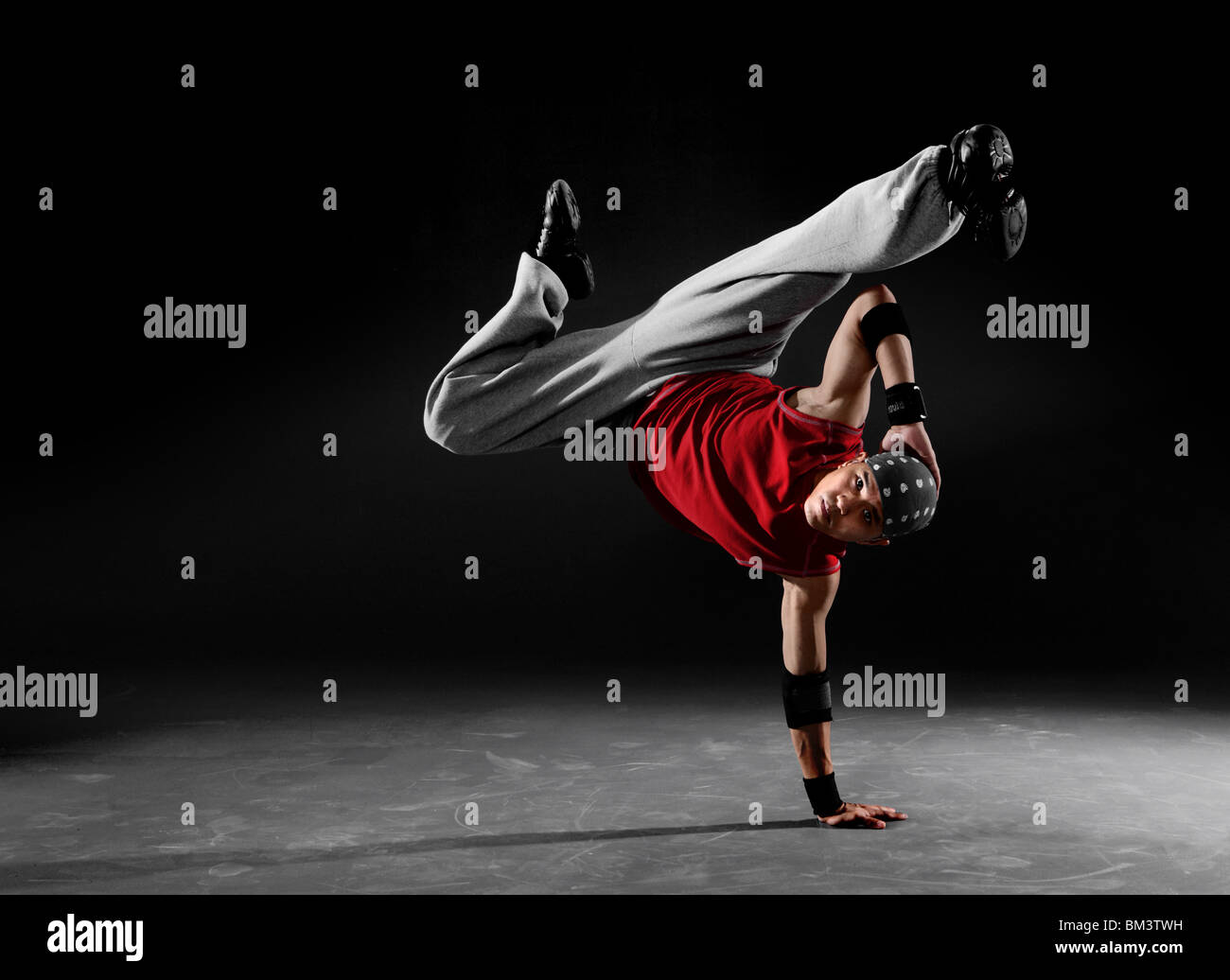Tänzerin, stehend auf einem Arm zu brechen Stockfoto