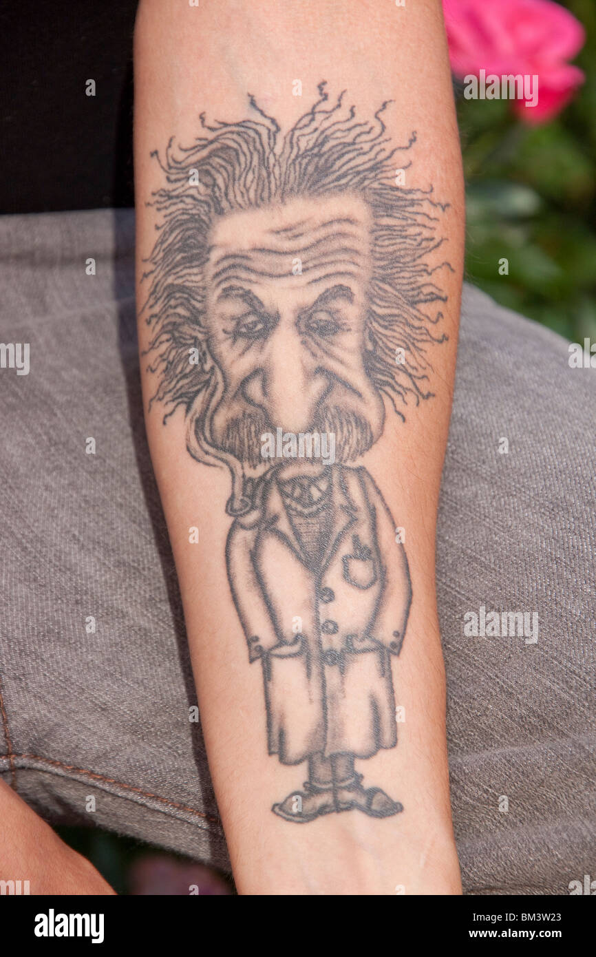 Tattoo von Albert Einstein auf dem Arm des jungen Mannes. Model Released. Stockfoto