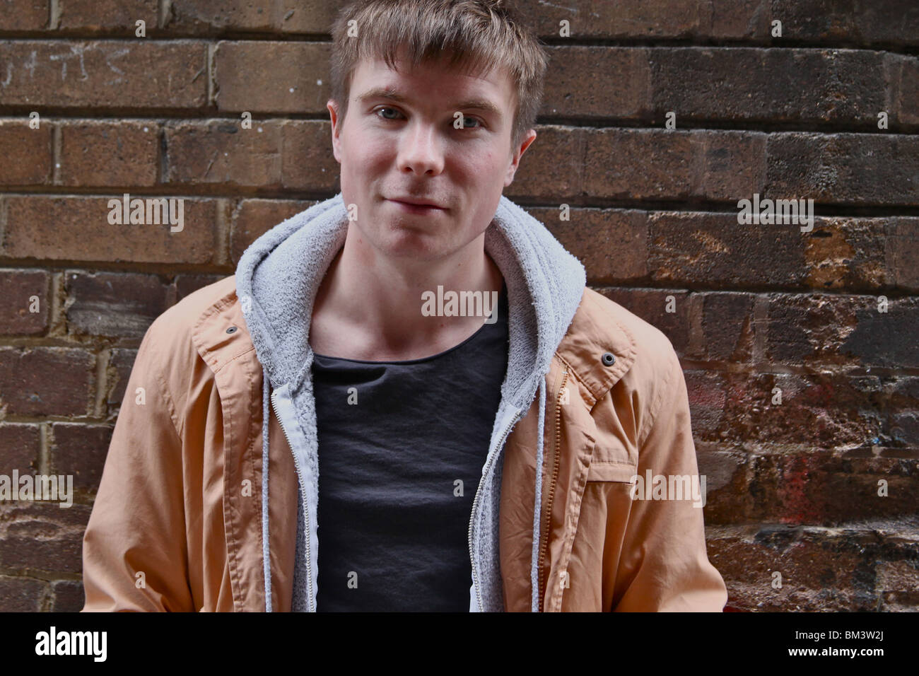 Joe Dempsie im Jahr 2010 vor dem Royal Court Theater nach einer Probe für die Gesetze des Krieges Stockfoto