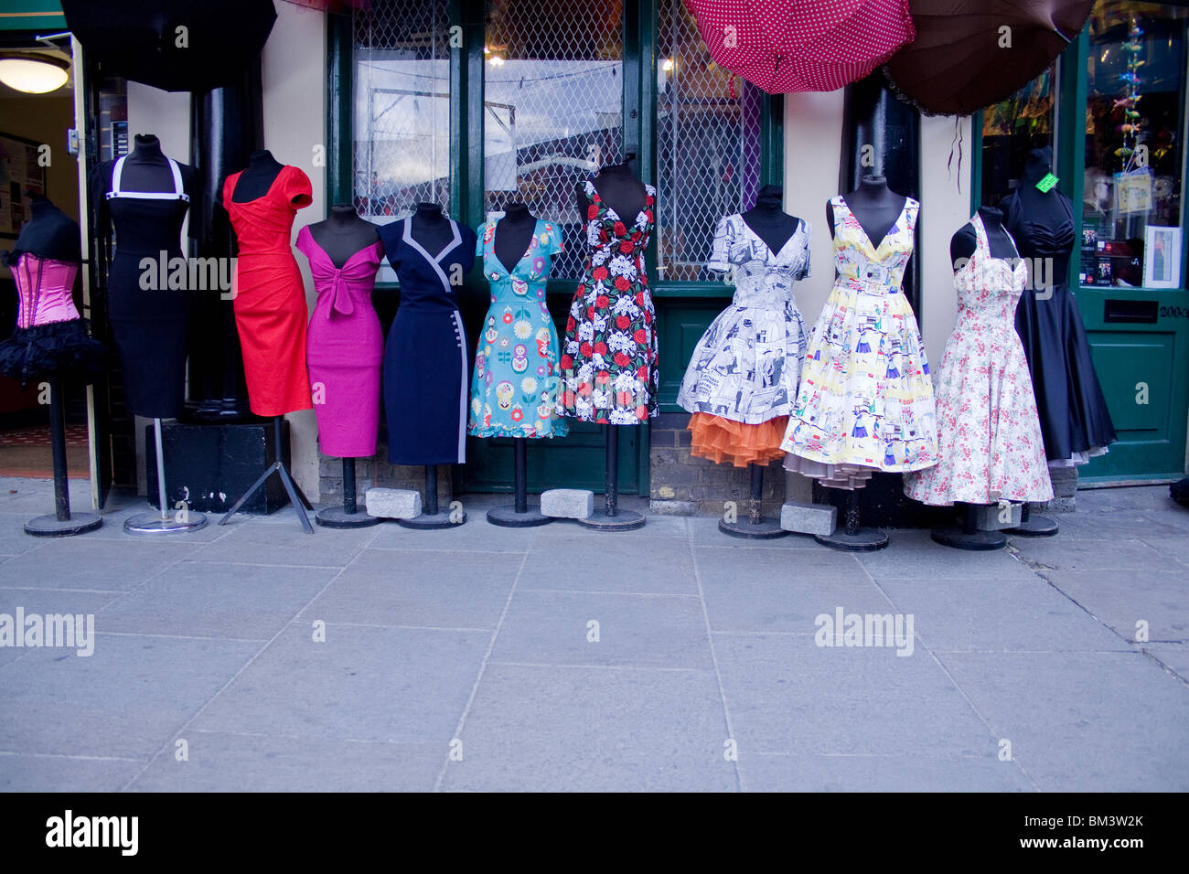 Vintage Mode Kleider heraus auf dem Display in Camden, Northwest London Stockfoto