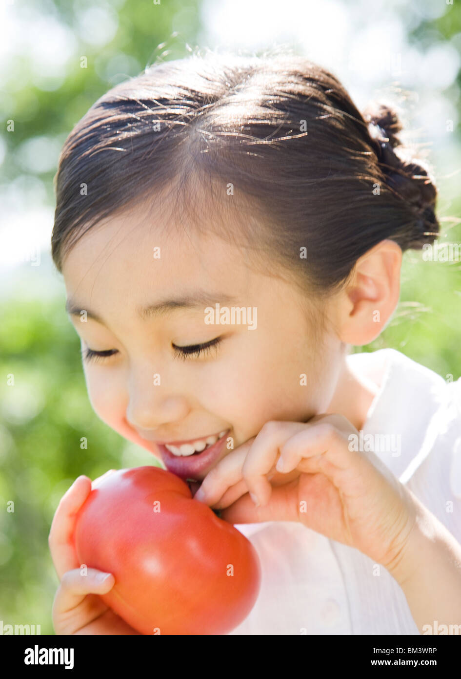 Ein Mädchen, dass Tomaten Stockfoto