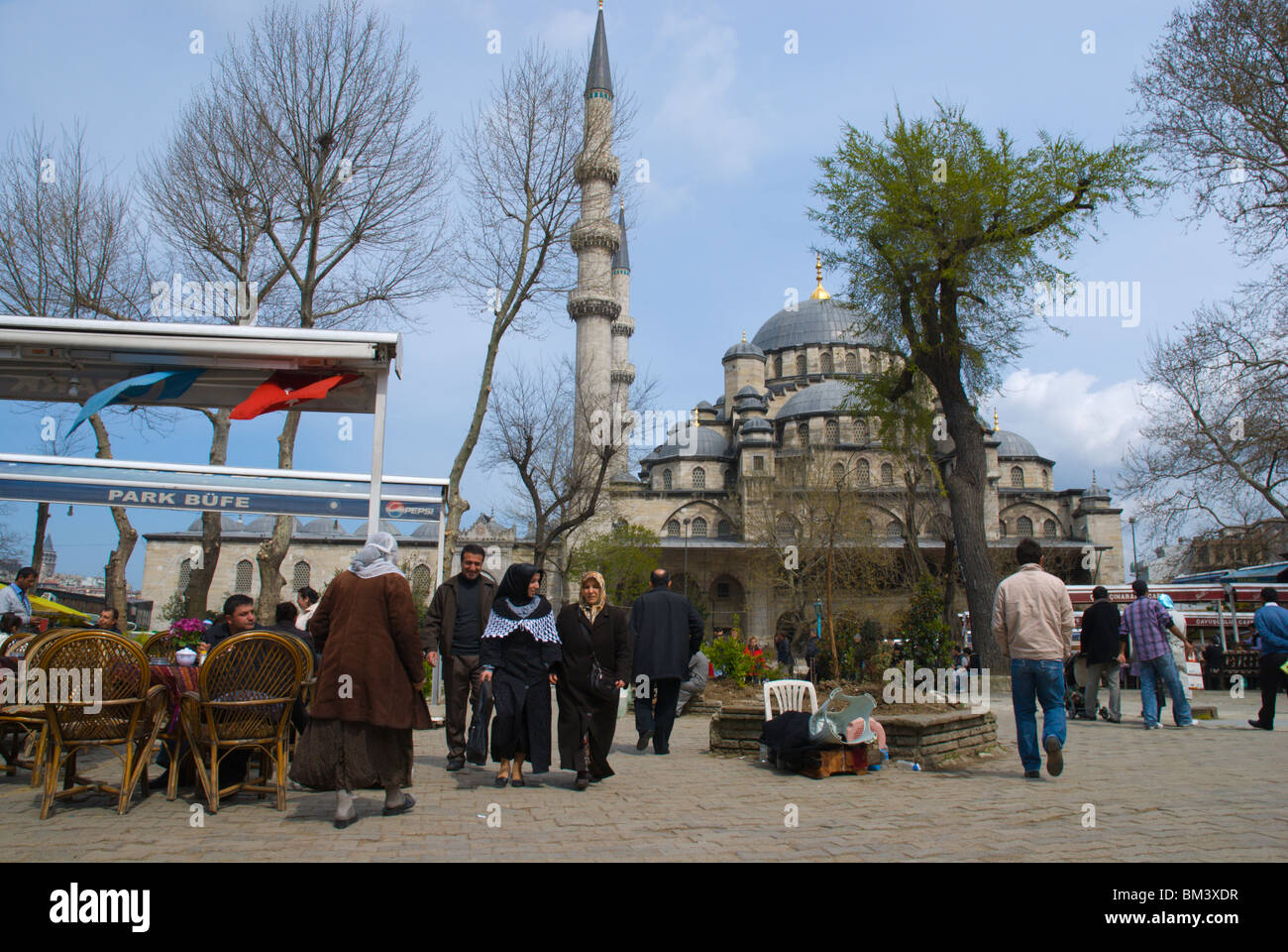 Menschen außerhalb Yeni Camii (neue Moschee) Sultanahmet Istanbul Türkei Europa Stockfoto