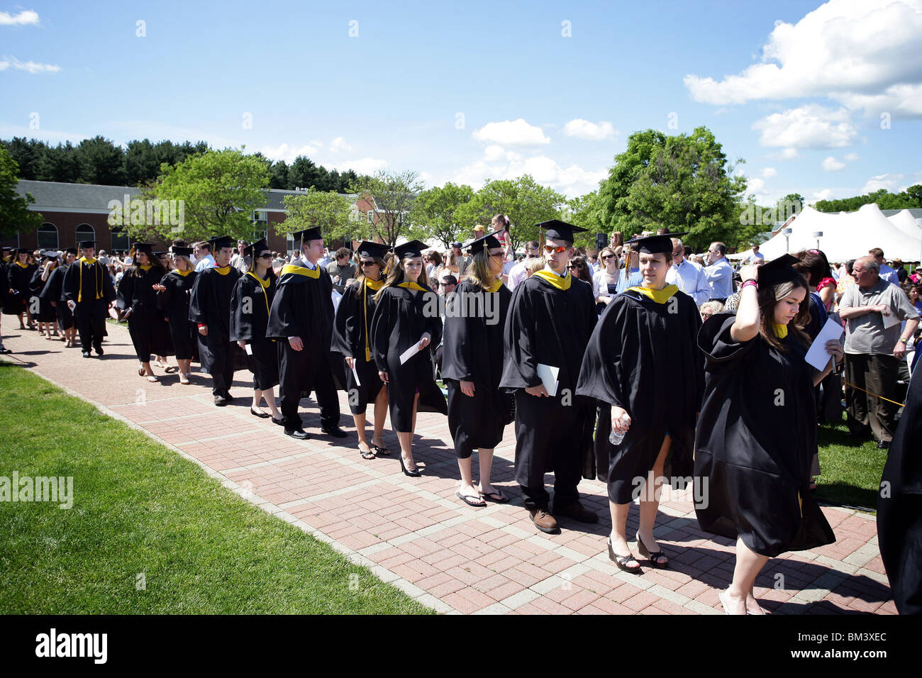 Studenten gehen in die Abschlussfeier an Quinnipiac University in Hamden CT USA Stockfoto