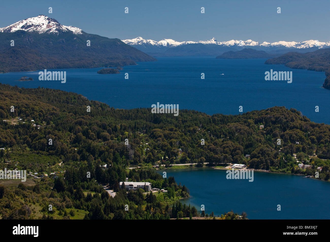 Sommer erhöhten Panorama scenic Vista von berühmten deep blue See Nahuel Huapi, Anden, Bariloche, Patagonia, Rio Negro, Argentinien Stockfoto