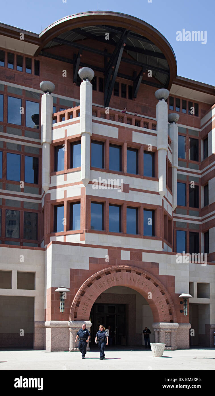 Polizistinnen und Polizisten zu Fuß aus Cadena Reeves Justice Center San Antonio Texas USA Stockfoto