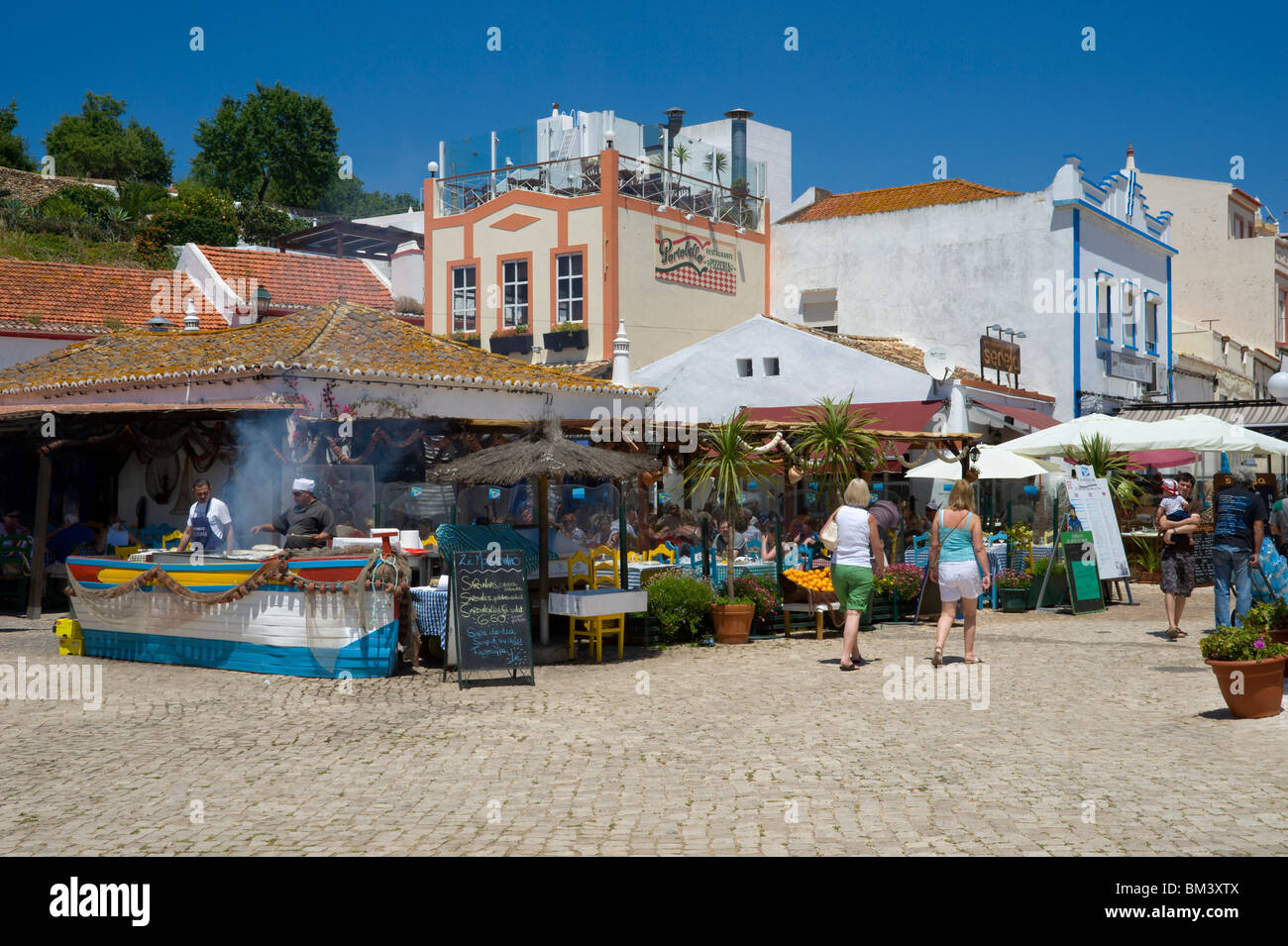Portugal, Algarve, Alvor Straßenszene mit Fisch-Restaurants Stockfoto