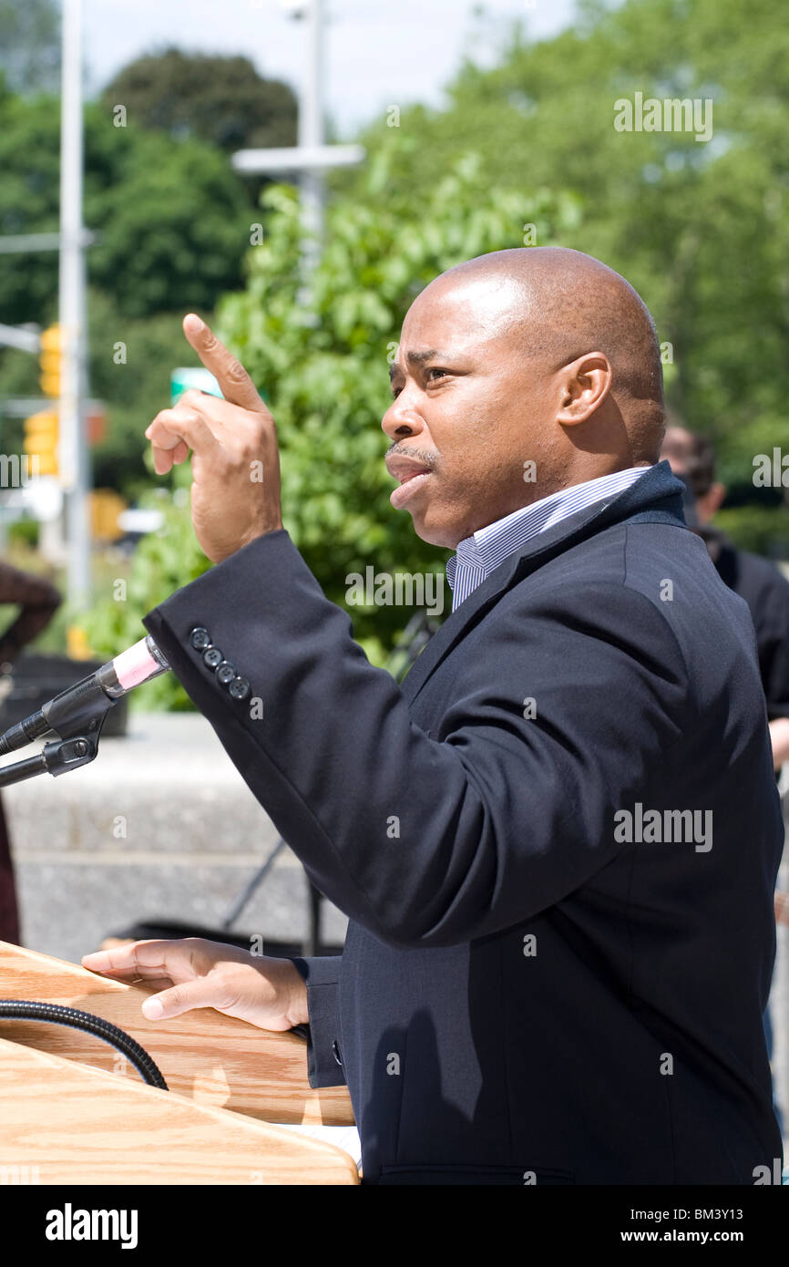 New York State Senator Eric Adams, anlässlich der Brooklyn Public Library in Grand Army Plaza, Brooklyn, 15. Mai 2010 Stockfoto