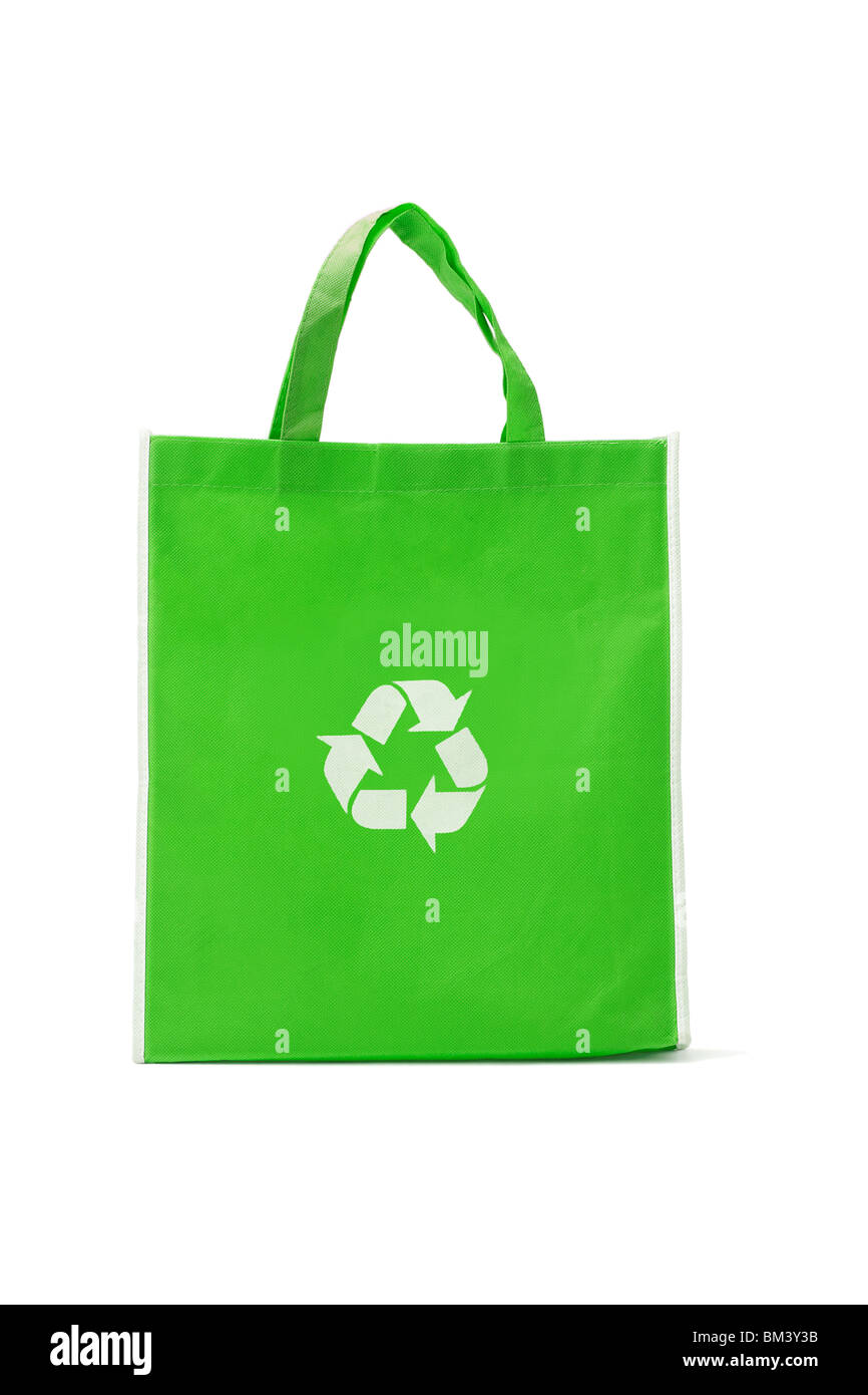 Grüne Wiederverwendbare Einkaufstasche mit Recycling-Symbol auf weiß Stockfoto