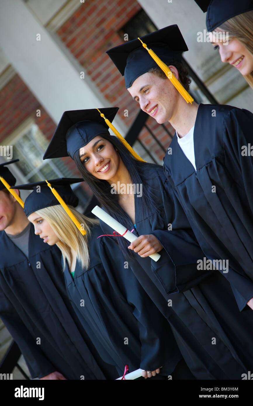 Diplom-Blick in die Kamera und lächelnd Stockfoto