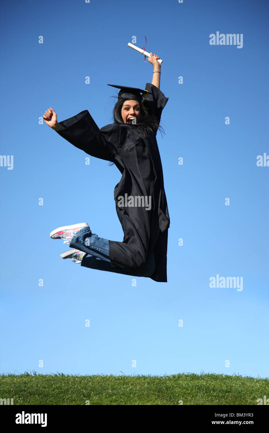 Absolvent in die Luft springen Stockfoto