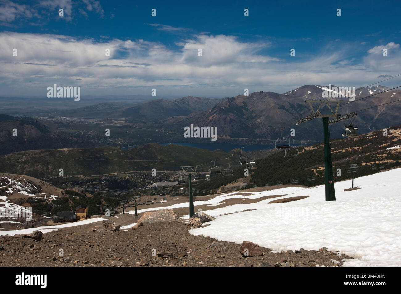 Dramatisch schönen Panoramablick auf das malerische Vista von Bariloche See Land Argentinien mit Anden von der Oberseite der Catedral Mountain Ski Lift im Sommer Stockfoto