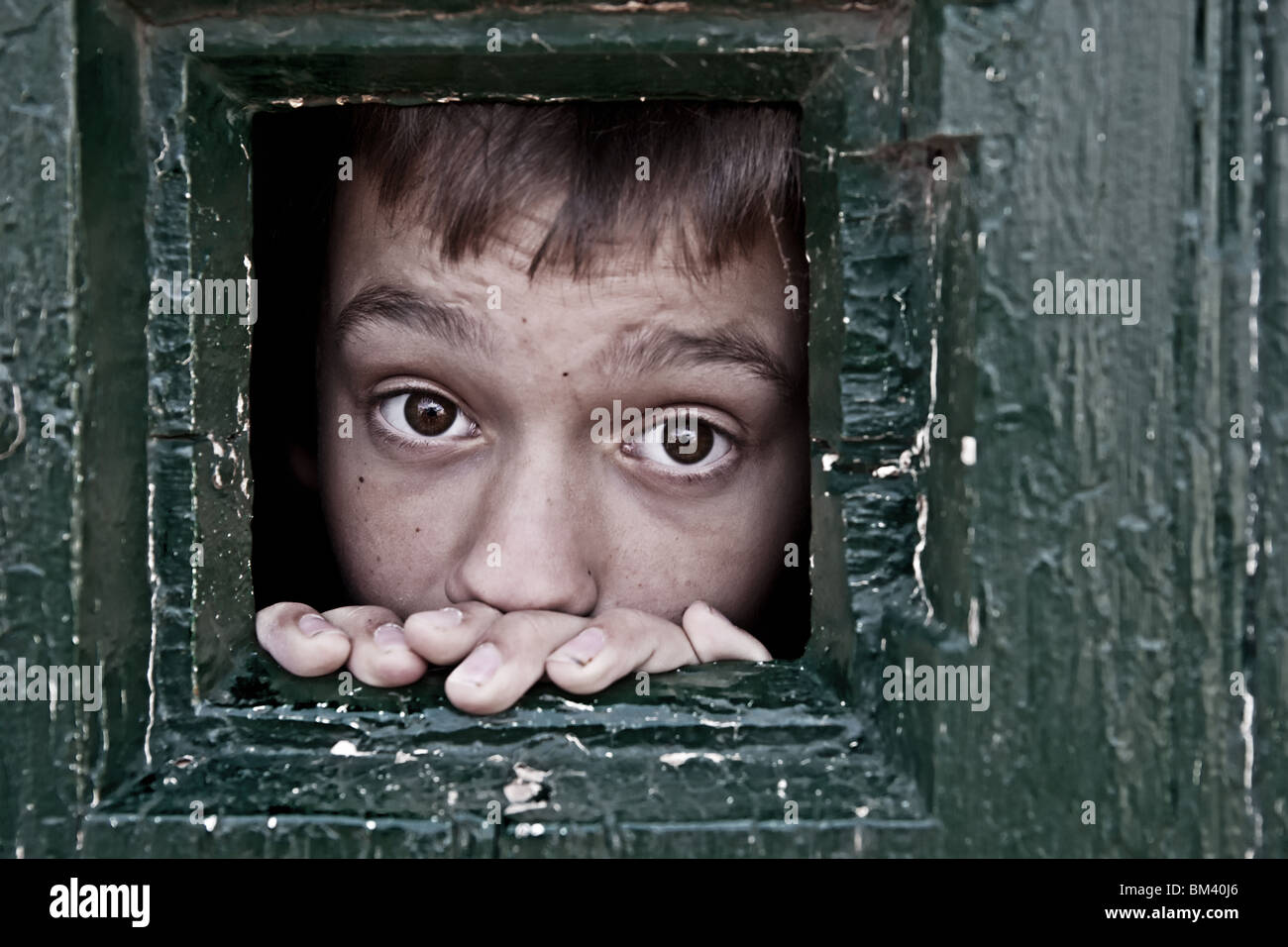 Gefangene Gesicht blickt durch das Gefängnis-Fenster Stockfoto