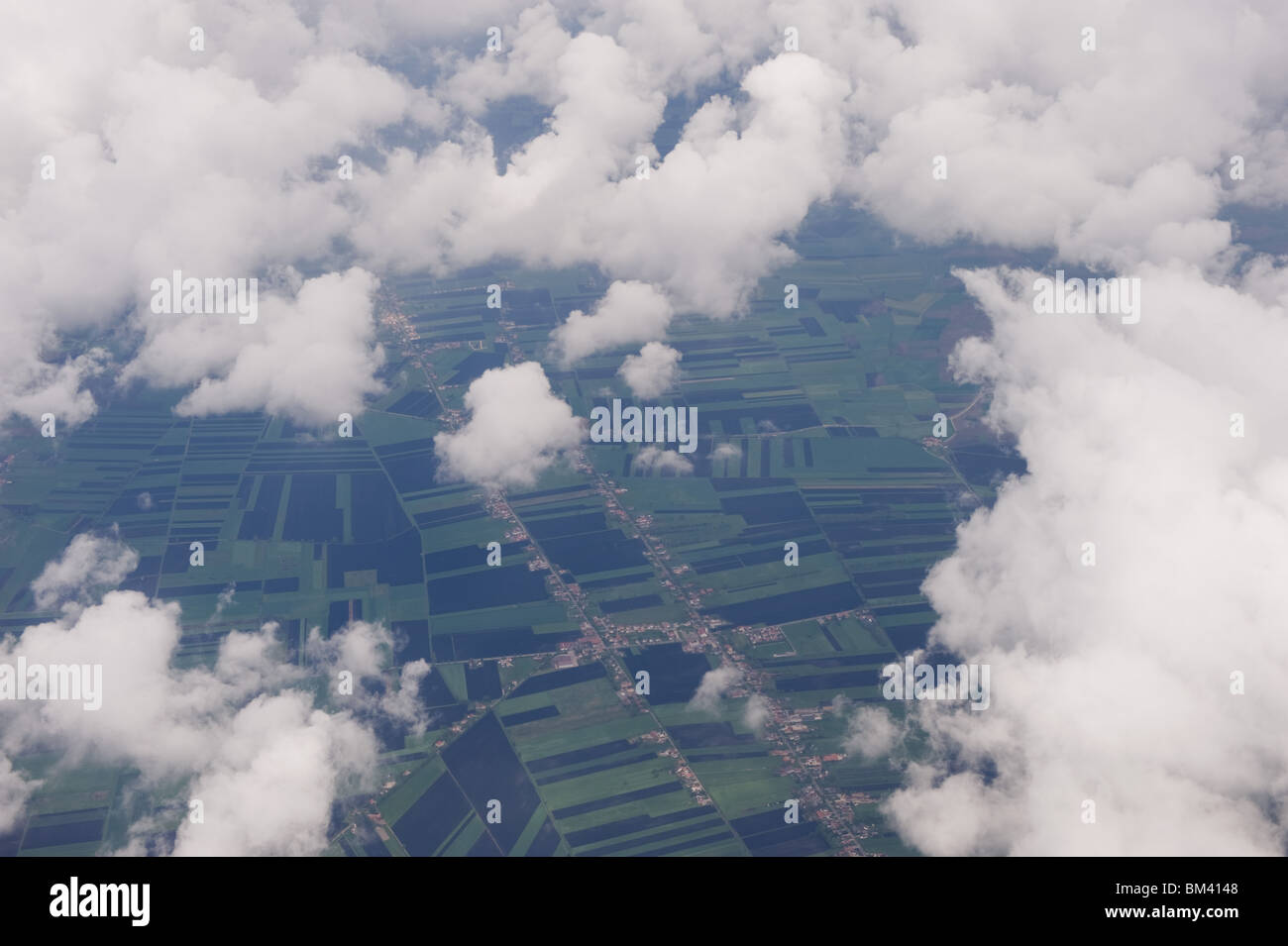 Ein Blick aus einem Flugzeugfenster zeigt Feld Muster durch Wolke, UK 2010 Stockfoto