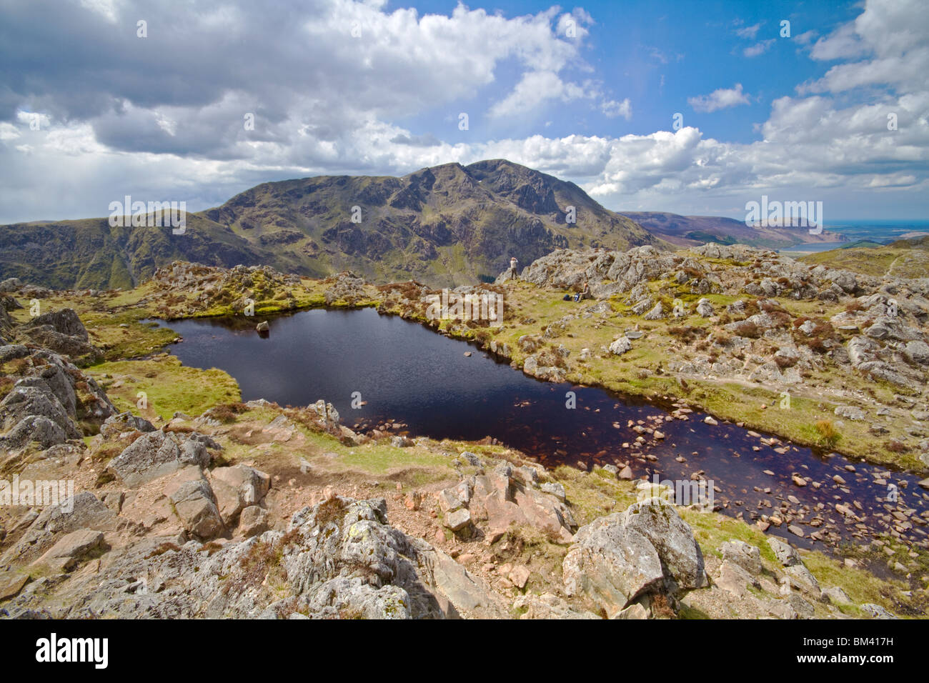 Im herrlichen Überblick Säule bietet eine Kulisse für die "UN-named" Tarn auf dem Gipfel des Heuhaufen Stockfoto