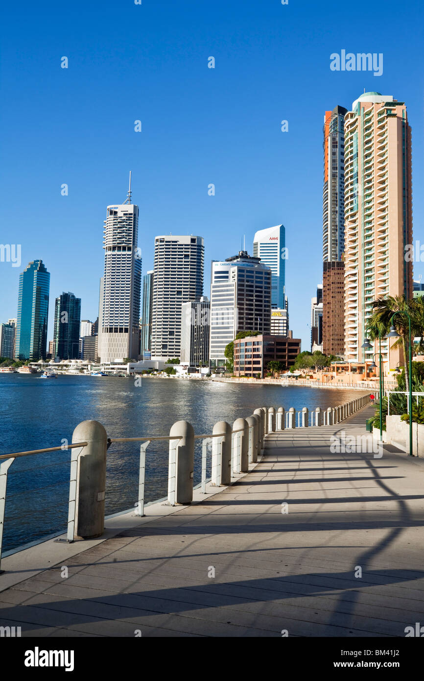 Blick entlang der Flussufer Gang mit dem central Business District. Brisbane, Queensland, Australien Stockfoto