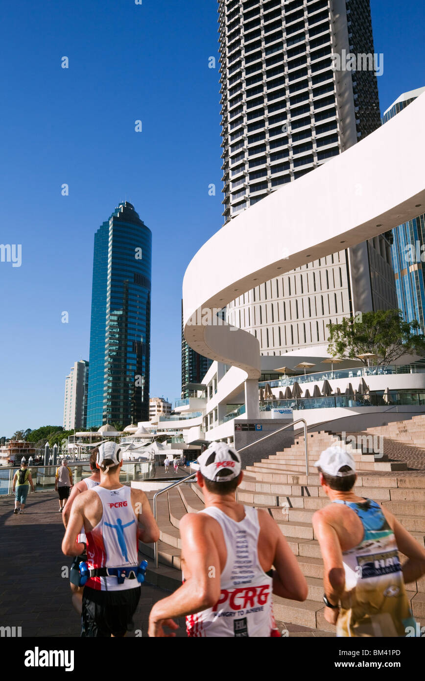 Jogger im Riverside Centre mit der Skyline der Stadt im Hintergrund. Brisbane, Queensland, Australien Stockfoto