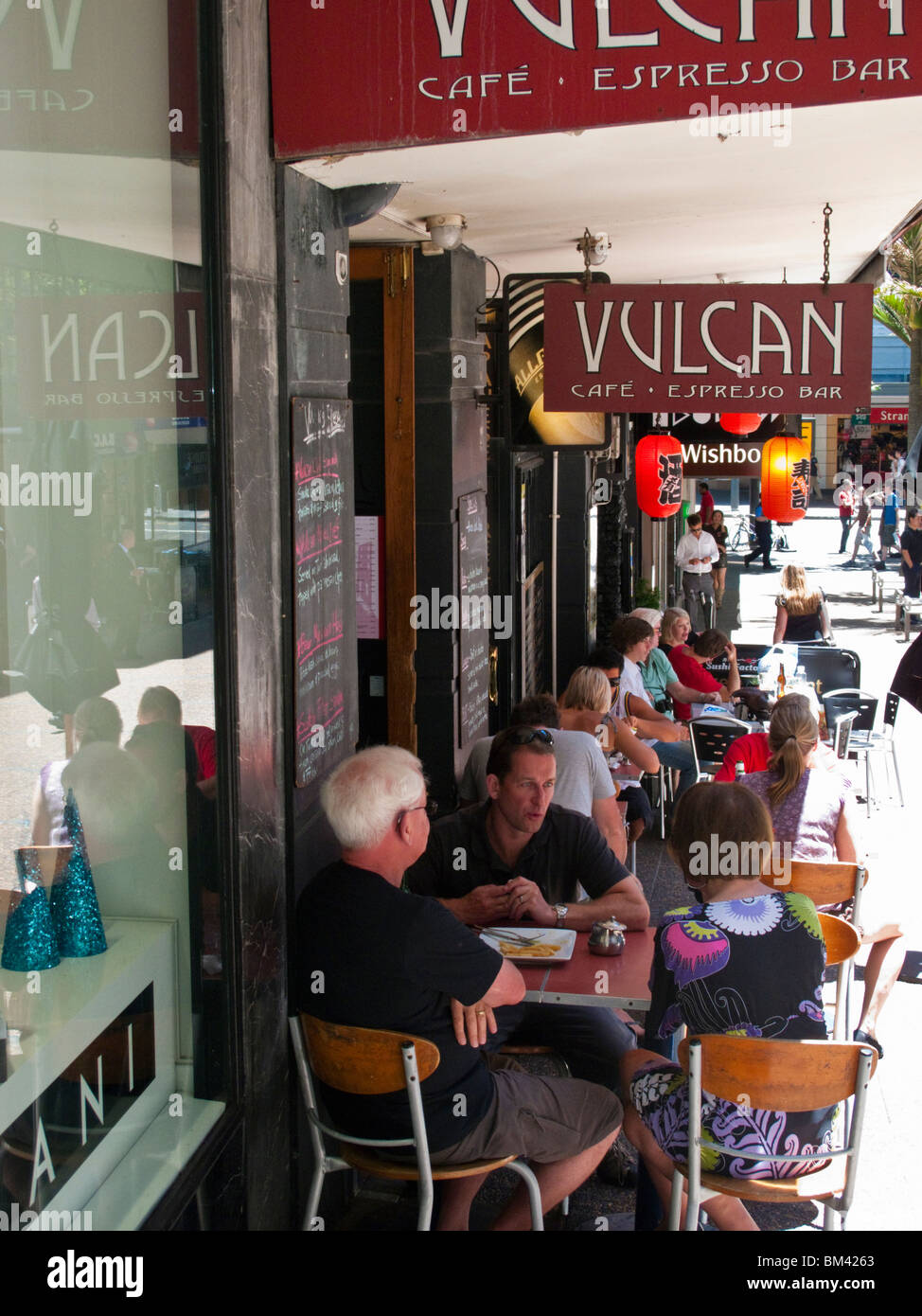 Zur Mittagszeit Diners Vulcan Café auf Vulcan Lane. Auckland, Nordinsel, Neuseeland Stockfoto