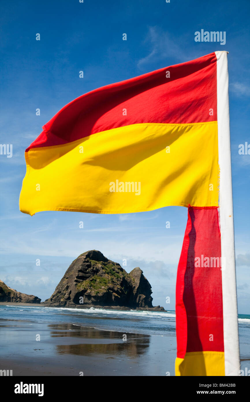 Surf Lifesaving Flagge auf Piha Beach.  Piha, Waitakere Ranges Regional Park, Auckland, Nordinsel, Neuseeland Stockfoto