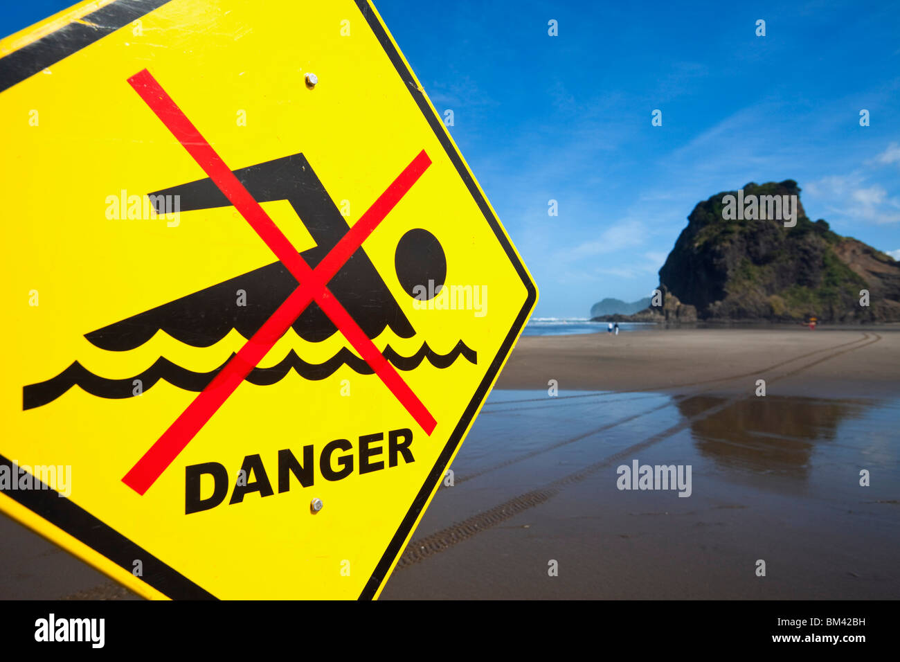 Kein Schwimmen anmelden Piha Beach.  Piha, Waitakere Ranges Regional Park, Auckland, Nordinsel, Neuseeland Stockfoto