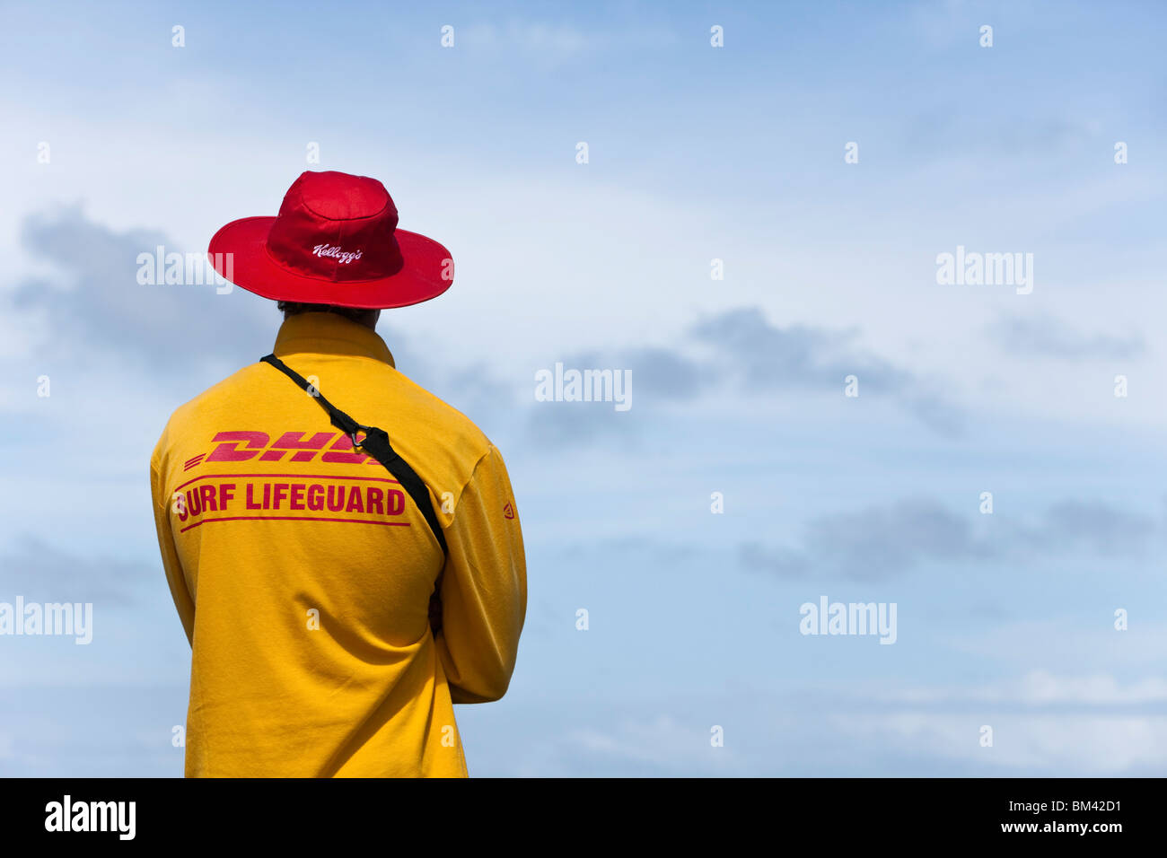 Ein Surf-Lebensretter wacht über die Badegäste am Strand.  Piha, Waitakere Ranges Regional Park, Auckland, Nordinsel, Neuseeland Stockfoto