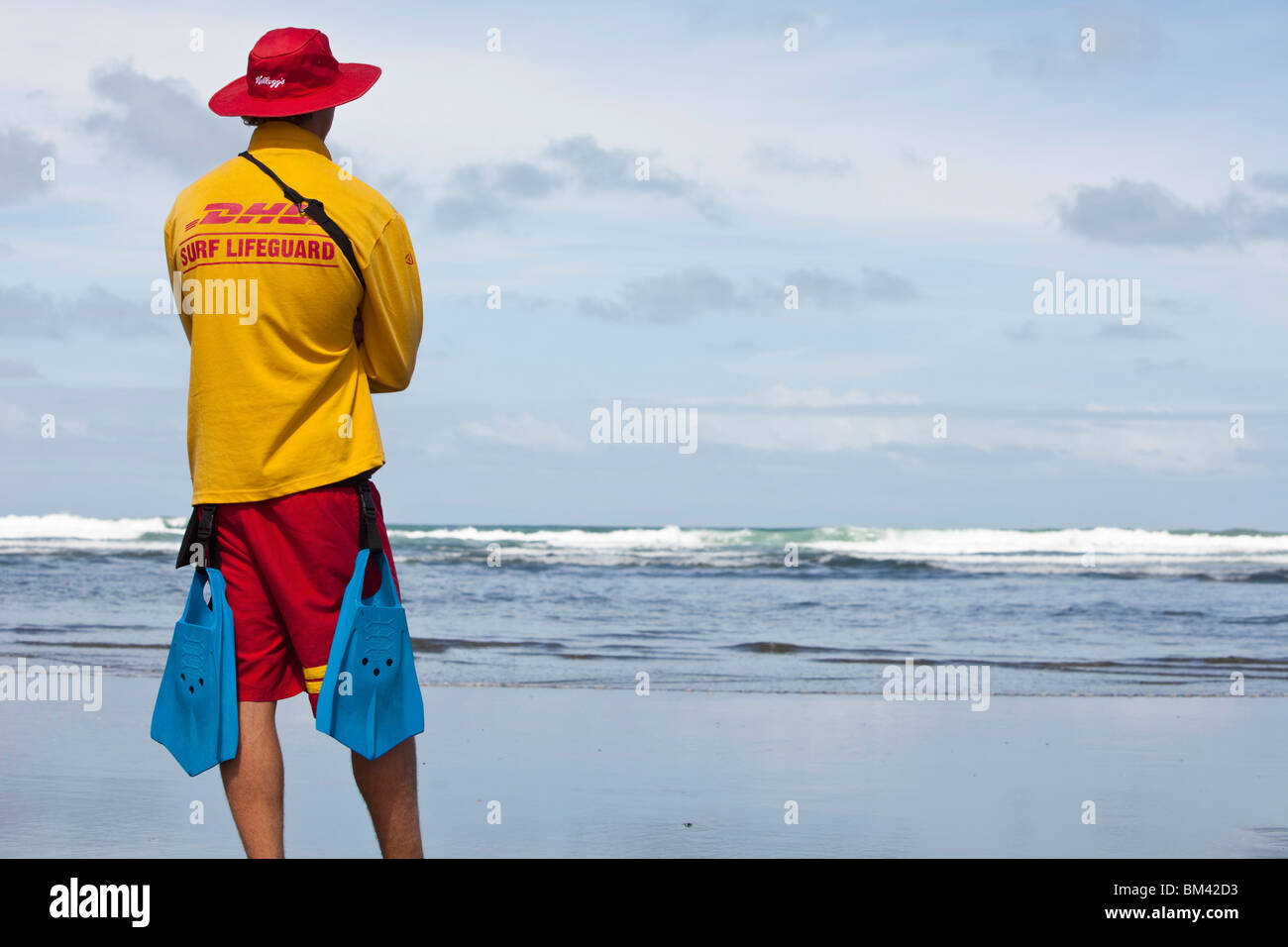 Ein Surf-Lebensretter wacht über die Badegäste am Strand. Piha, Waitakere Ranges Regional Park, Auckland, Nordinsel, Neuseeland Stockfoto