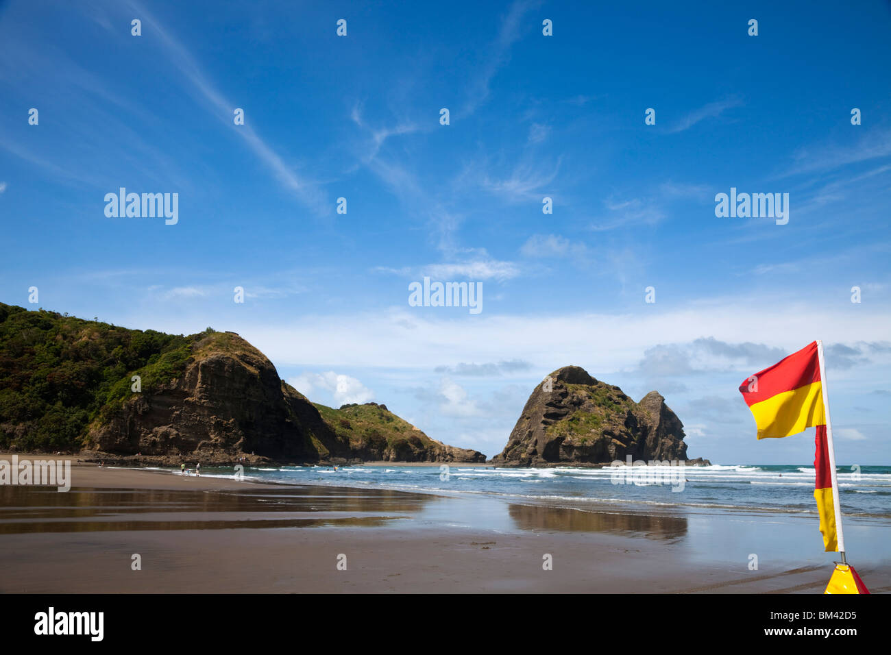 Surf Lifesaving Flagge auf Piha Beach.  Piha, Waitakere Ranges Regional Park, Auckland, Nordinsel, Neuseeland Stockfoto