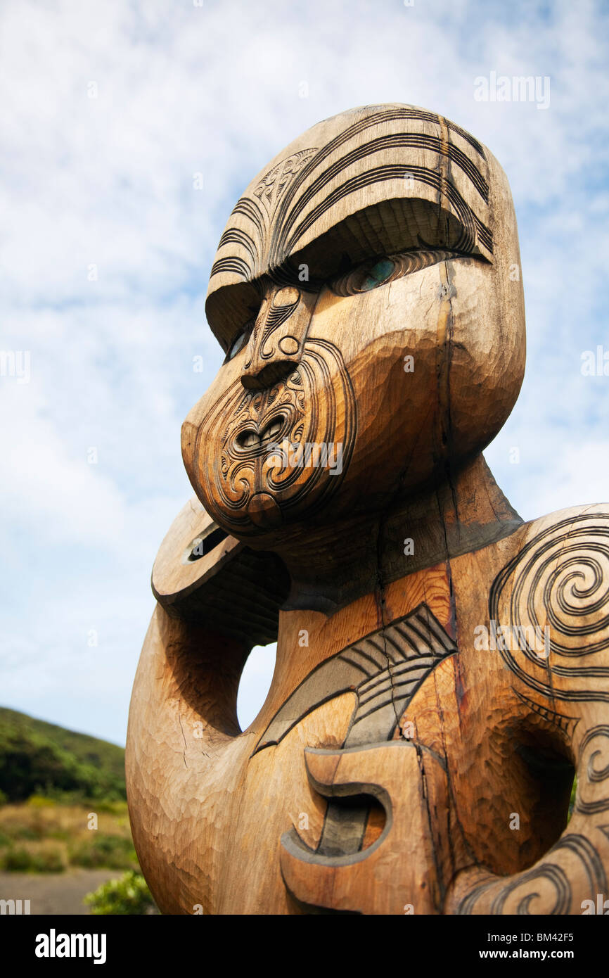 Maori geschnitzte Skulptur. KareKare, Waitakere Ranges Regional Park, Auckland, Nordinsel, Neuseeland Stockfoto