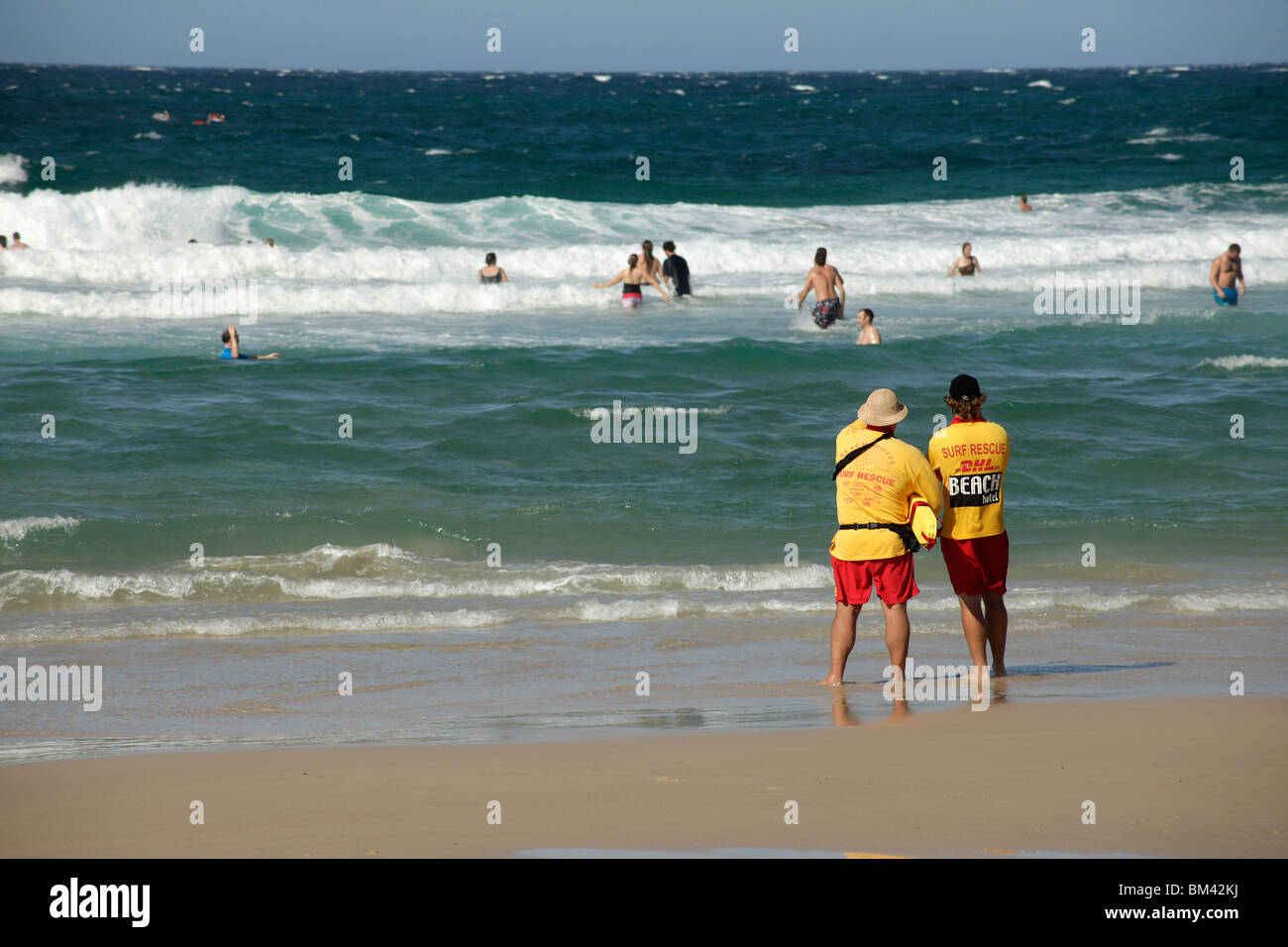 2 Rettungsschwimmer der Surf Rescue am Strand in Byron Bay, New South Wales, Australien Stockfoto