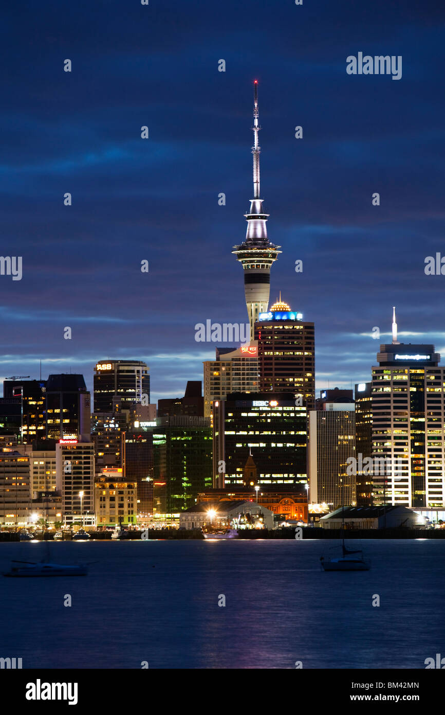 Auckland City Skyline bei Nacht, von Devenport betrachtet.  Auckland, Nordinsel, Neuseeland Stockfoto