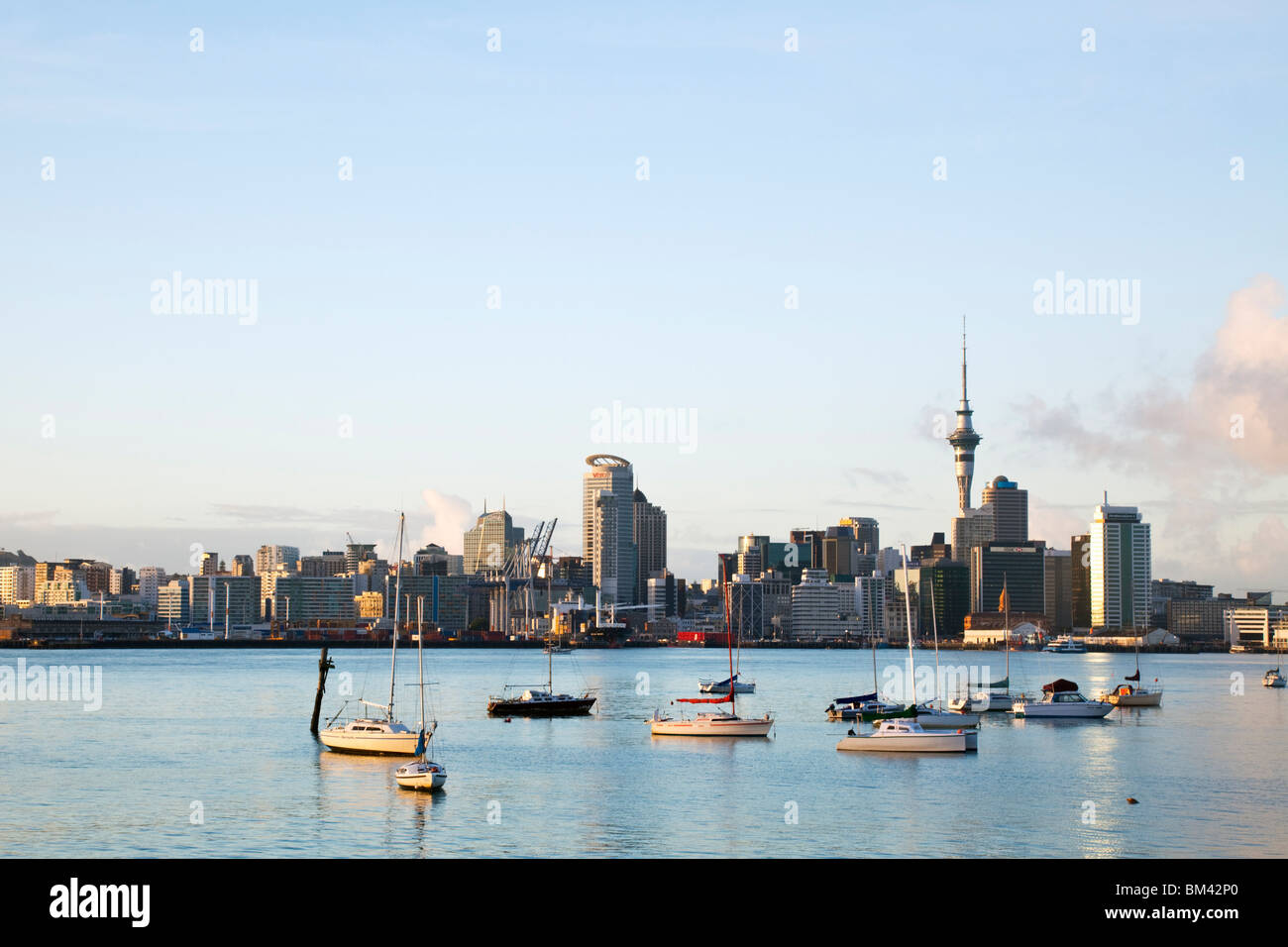 Auckland Skyline der Stadt in der Dämmerung. Devonport, Auckland, Nordinsel, Neuseeland Stockfoto