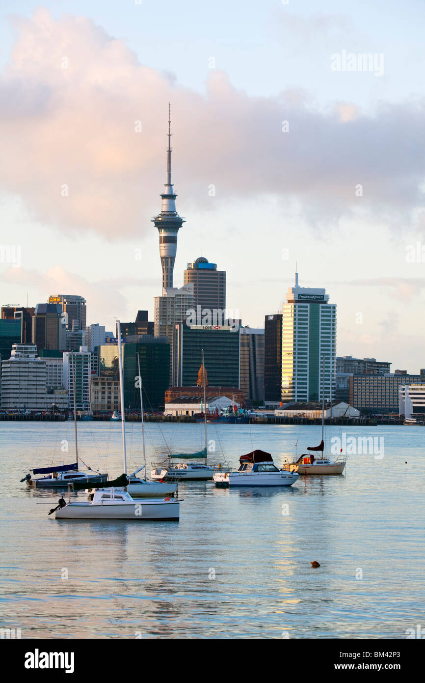 Auckland Skyline der Stadt in der Dämmerung, betrachtete FromDevonport.  Auckland, Nordinsel, Neuseeland Stockfoto