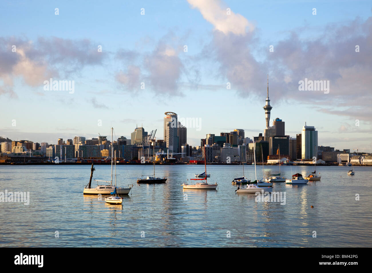 Auckland Skyline der Stadt in der Dämmerung, von Devonport betrachtet.  Auckland, Nordinsel, Neuseeland Stockfoto