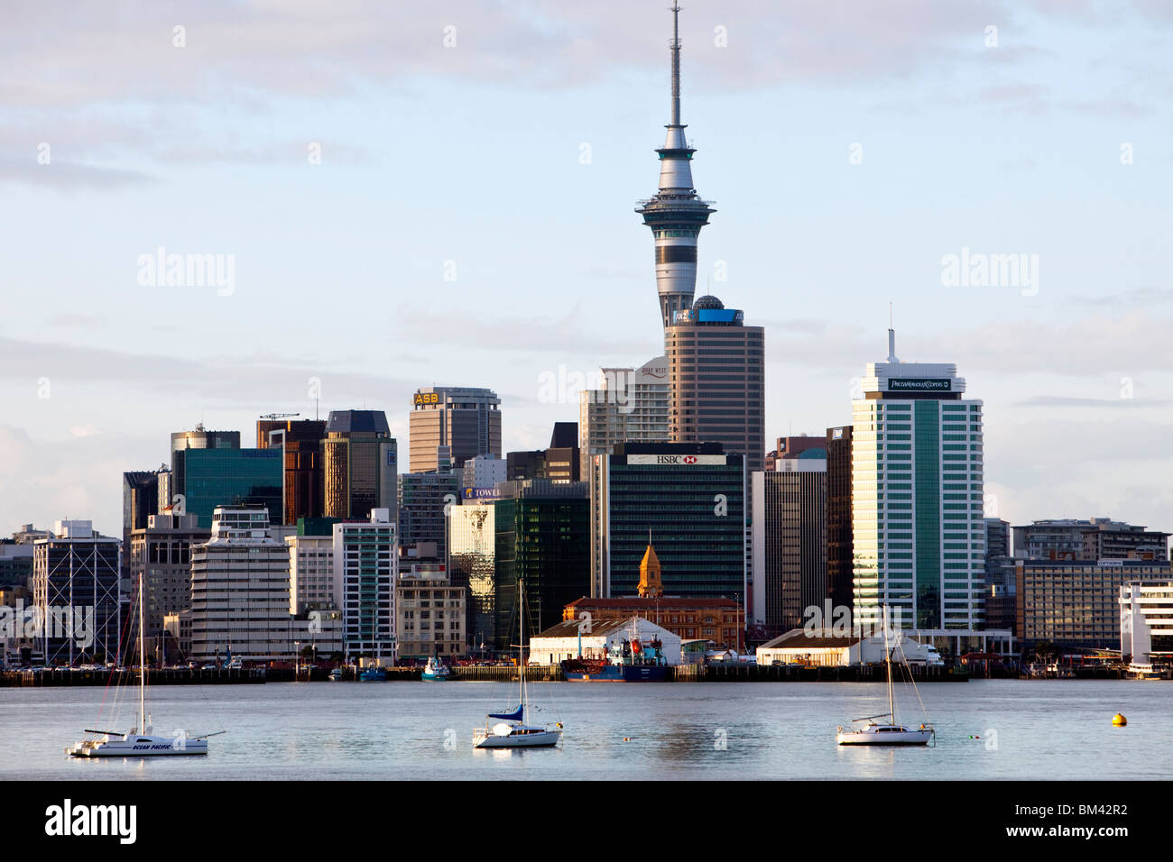 Auckland Skyline der Stadt in der Dämmerung, von Devonport betrachtet.  Auckland, Nordinsel, Neuseeland Stockfoto