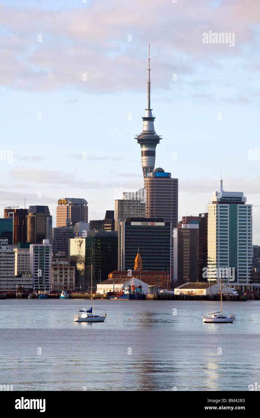 Auckland Skyline der Stadt in der Dämmerung, von Devonport betrachtet.  Auckland, Nordinsel, Neuseeland Stockfoto