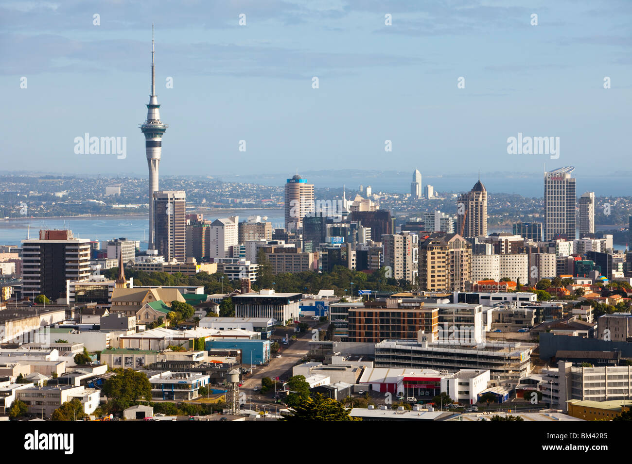 Blick auf die Stadt vom Mt. Eden (Maungawhau). Auckland, Nordinsel, Neuseeland Stockfoto